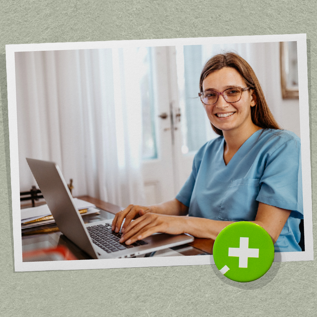 Abgebildet ist das Teaserbild zum kbo-Karriereblog: eine junge Krankenpflegerin, die am Computer sitzt.