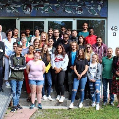 Abgebildet sind die Absolventinnen und Absolventen der Ausbildung zur Pflegefachhelferin/zum Pflegefachhelfer.