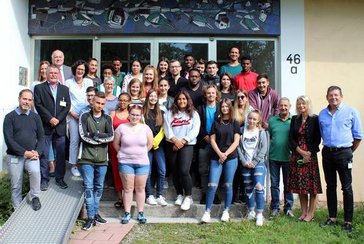 Abgebildet sind die Absolventinnen und Absolventen der Ausbildung zur Pflegefachhelferin/zum Pflegefachhelfer.