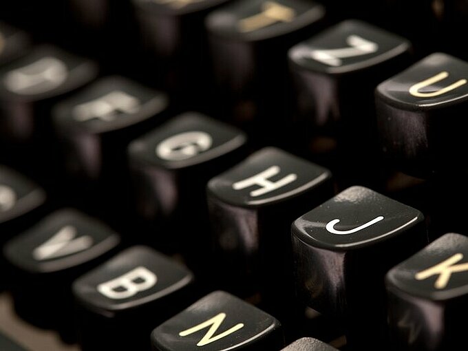 Auf dem Bild ist eine Schreibmaschine in Nahaufnahme abgebildet.