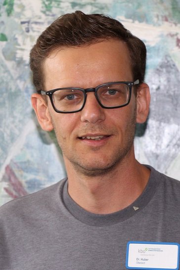 Auf dem Bild abgebildet ist Dr. med. Martin Huber, Oberarzt in der Psychiatrischen Institutsambulanz der kbo-Lech-Mangfall-Klinik Garmisch-Partenkirchen.