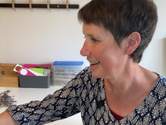 Arbeitserzieherin bereitet am Basteltisch Projekte für Zuverdienst-Klienten vor