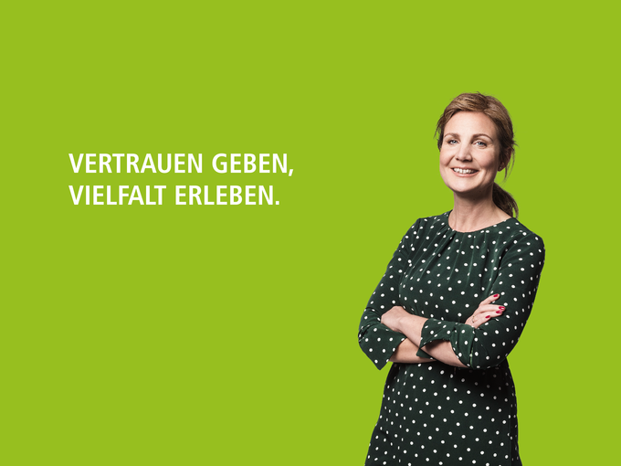 Abgebildet ist eine Mitarbeiterin aus der kbo-Verwaltung und der Spruch: "Vertrauen geben, Vielfalt erleben."