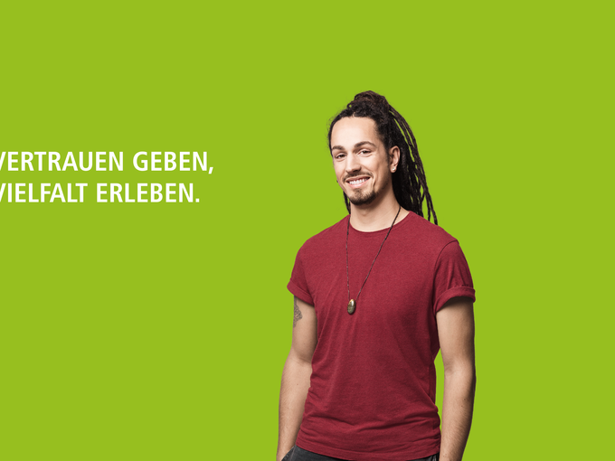 Abgebildet ist ein kbo-Therapeut und der Spruch: "Vertrauen geben, Vielfalt erleben."