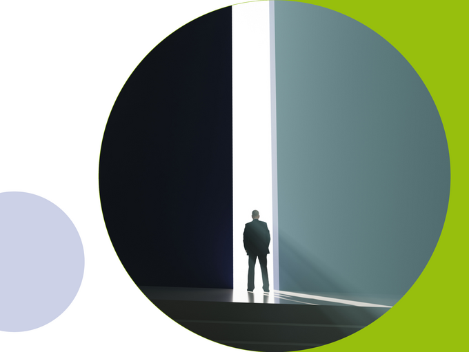 Person blickt von dunklem Raum ins Helle als Symbol für den Wandel seit der Psychiatrie-Enquete: von Ausgrenzung hin zu Menschlichkeit, Teilhabe und neuer Offenheit.