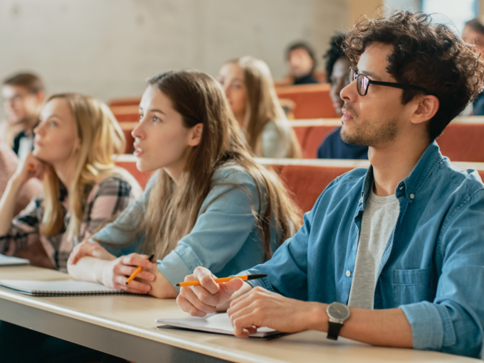 Abgebildet sind Studenten in einem Hörsaal.