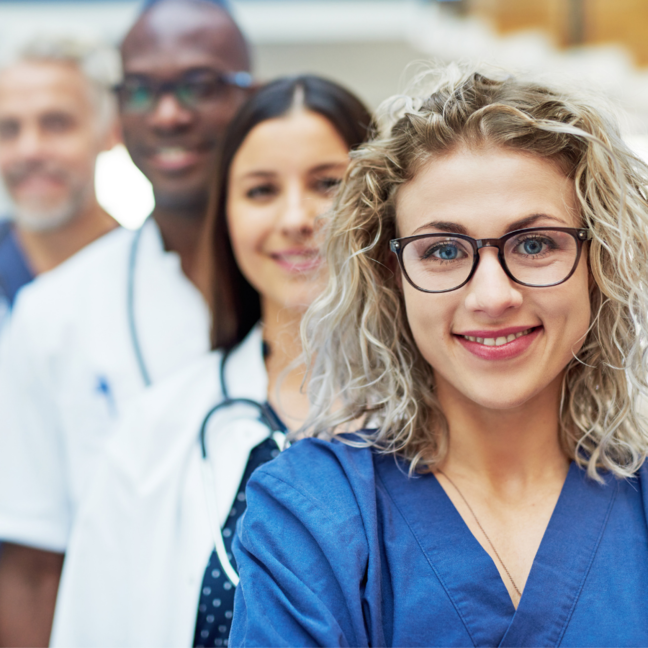 Ausbildung kbo Abgebildet sind vier Teammitglieder in einem Krankenhaus.