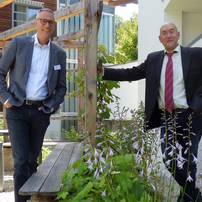 Auf dem Bild abgebildet sind Gerald Niedermeier, Geschäftsführer der kbo-Lech-Mangfall Kliniken und Chefarzt Florian Seemüller.