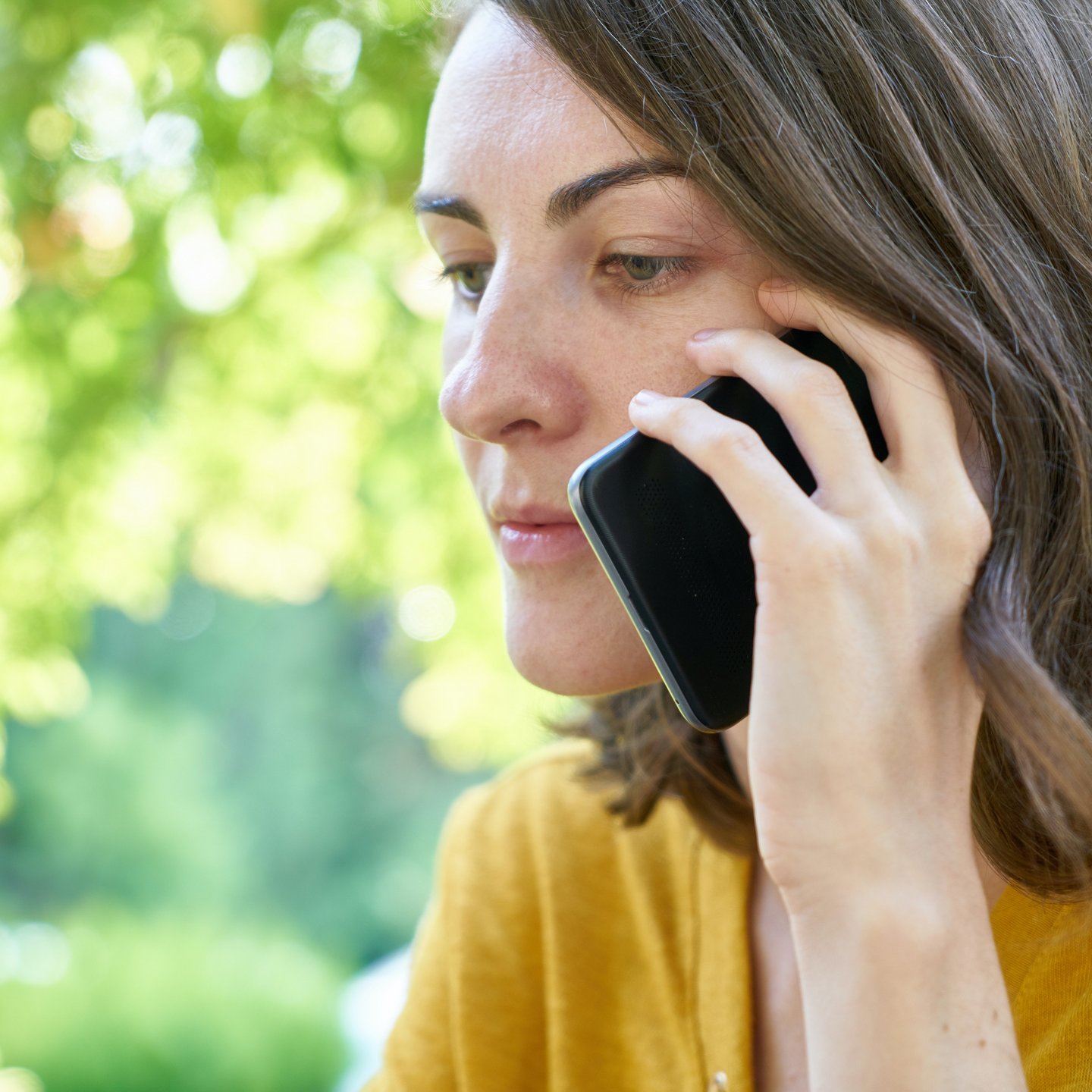 kbo-Komfort Eine ernst blickende Frau telefoniert.