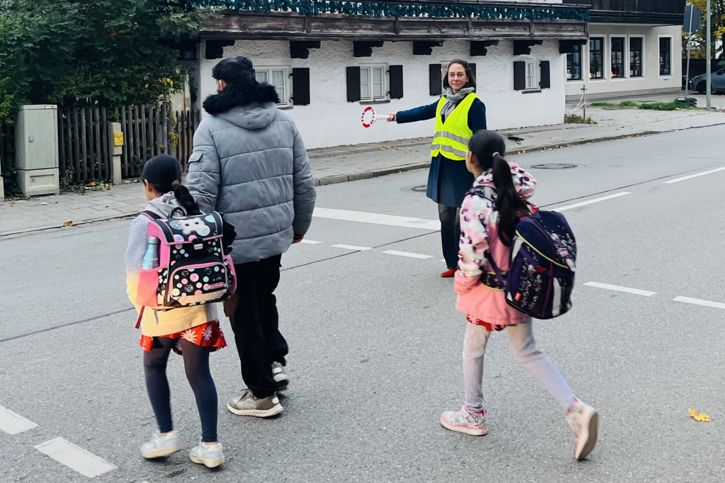 Eine Mitarbeiterin in ihrem Ehrenamt als Schülerlotsin