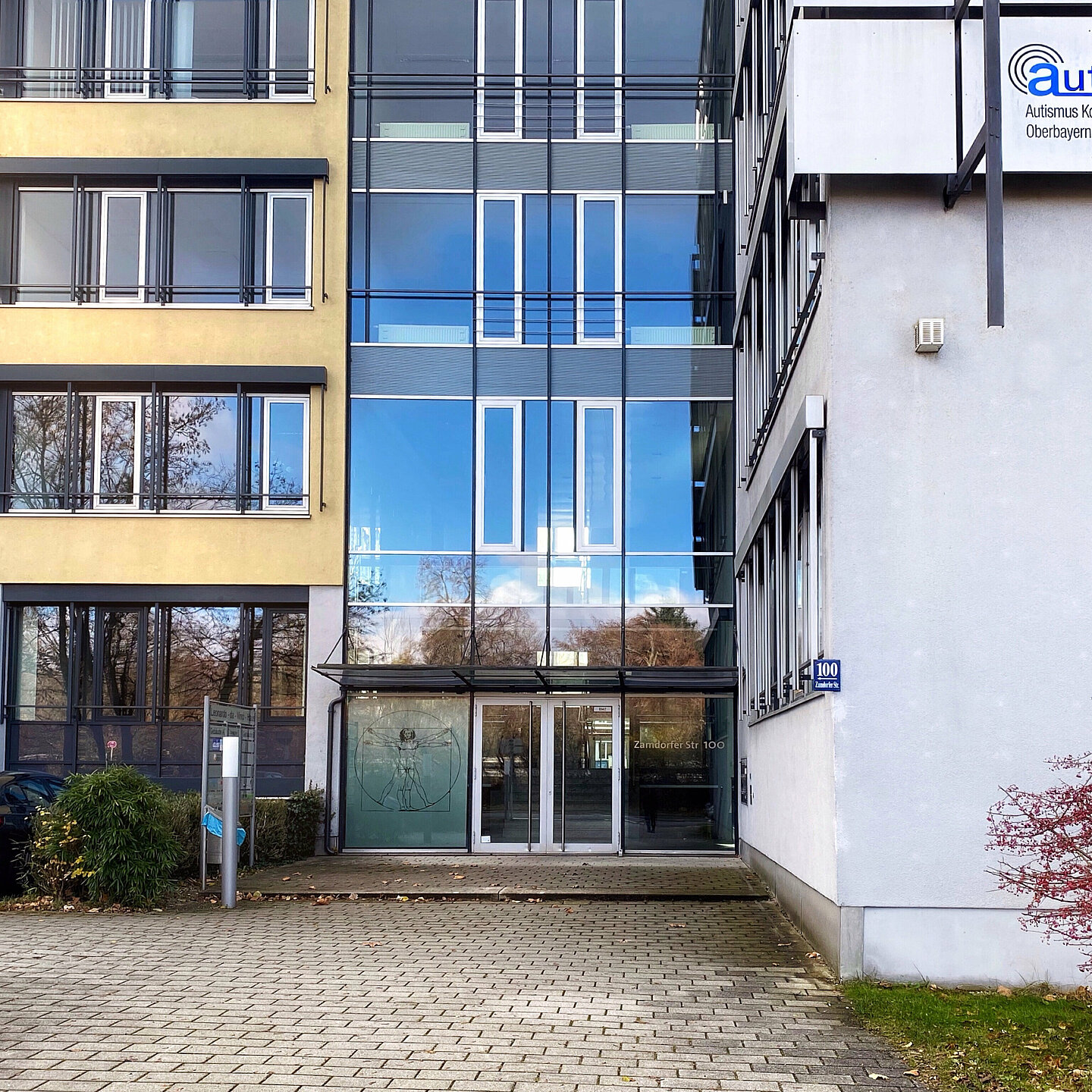 Abgebildet ist das Autismuskompetenzzentrum Oberbayern (Außenansicht des Gebäudes).