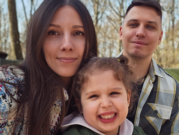 Eine junge Mutter mit Kind und Mann nach ihrer Flucht aus der Ukraine, der ein beruflicher Neustart bei kbo gelang