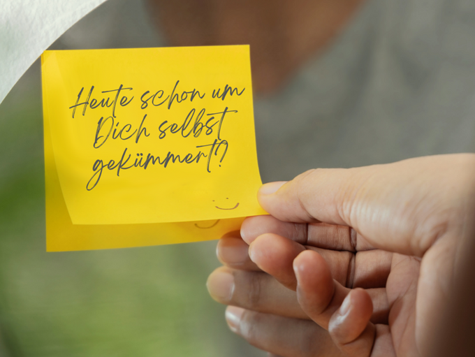 Selbstfürsorge: Post-it am Spiegel mit der Erinnerung, sich auch um sich selbst zu kümmern