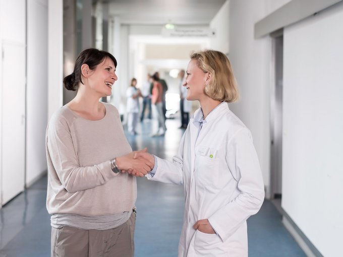 Eine Ärztin und eine Patientin geben sich die Hand.