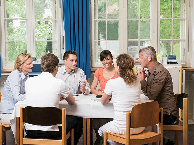 kbo-Teambesprechung Auf dem Bild abgebildet sind Kolleginnen und Kollegen bei einer Teambesprechung in einer kbo-Klinik.