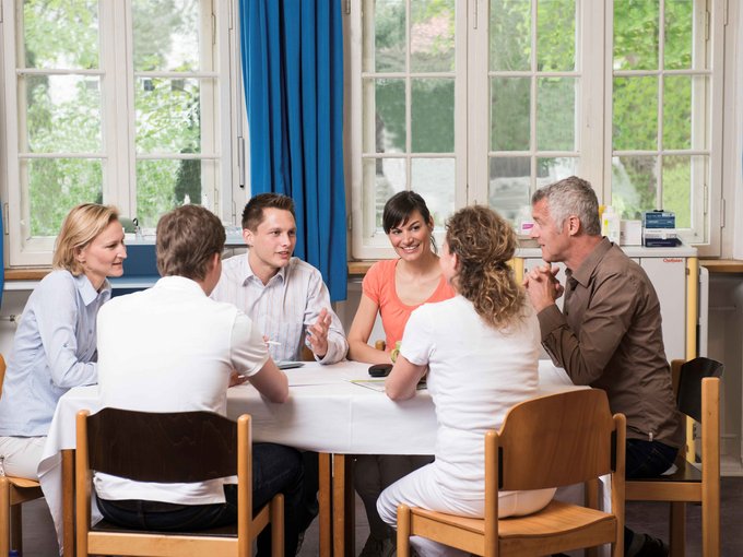 Auf dem Bild abgebildet sind Kolleginnen und Kollegen bei einer Teambesprechung in einer kbo-Klinik.