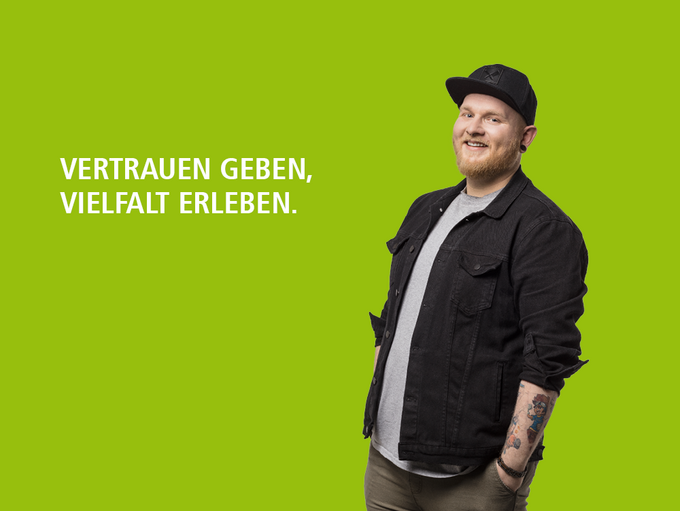 Abgebildet ist eine kbo-Pflegekraft und der Spruch: "Vertrauen geben, Vielfalt erleben."