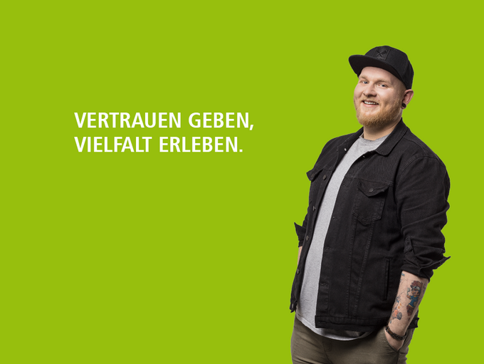 kbo-Pflegekraft Abgebildet ist eine kbo-Pflegekraft und der Spruch: "Vertrauen geben, Vielfalt erleben."