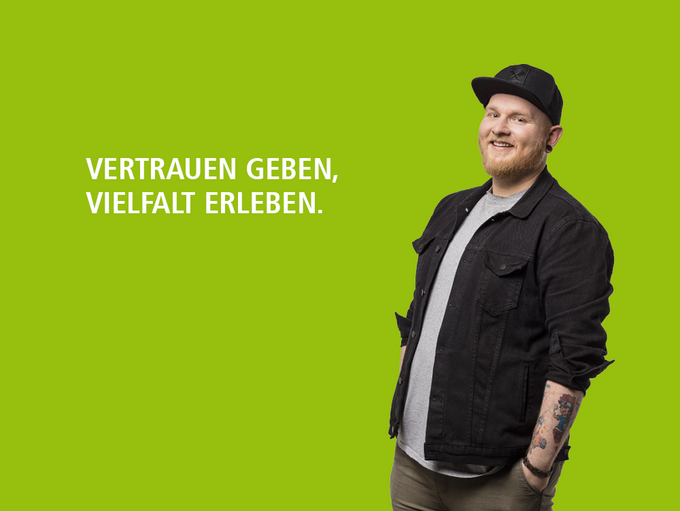 Abgebildet ist eine kbo-Pflegekraft und der Spruch: "Vertrauen geben, Vielfalt erleben."