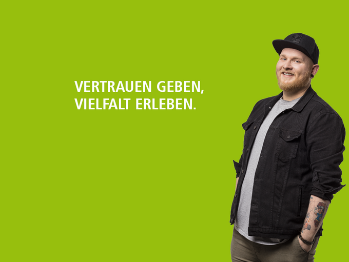 kbo-Pflegekraft Abgebildet ist eine kbo-Pflegekraft und der Spruch: "Vertrauen geben, Vielfalt erleben."