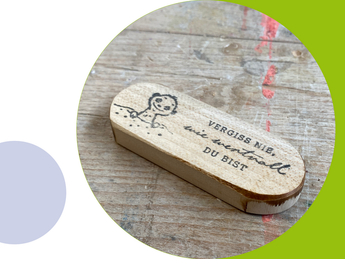 Ein Klient des kbo-SPZ baut im Rahmen des Zuverdienstprojektes ein Hochbeet