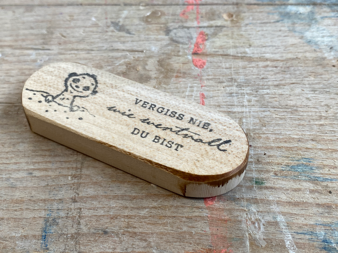Ein selbst gemachtes Holzschild mit der Aufschrift "Vergiss nie, wie wertvoll Du bist."