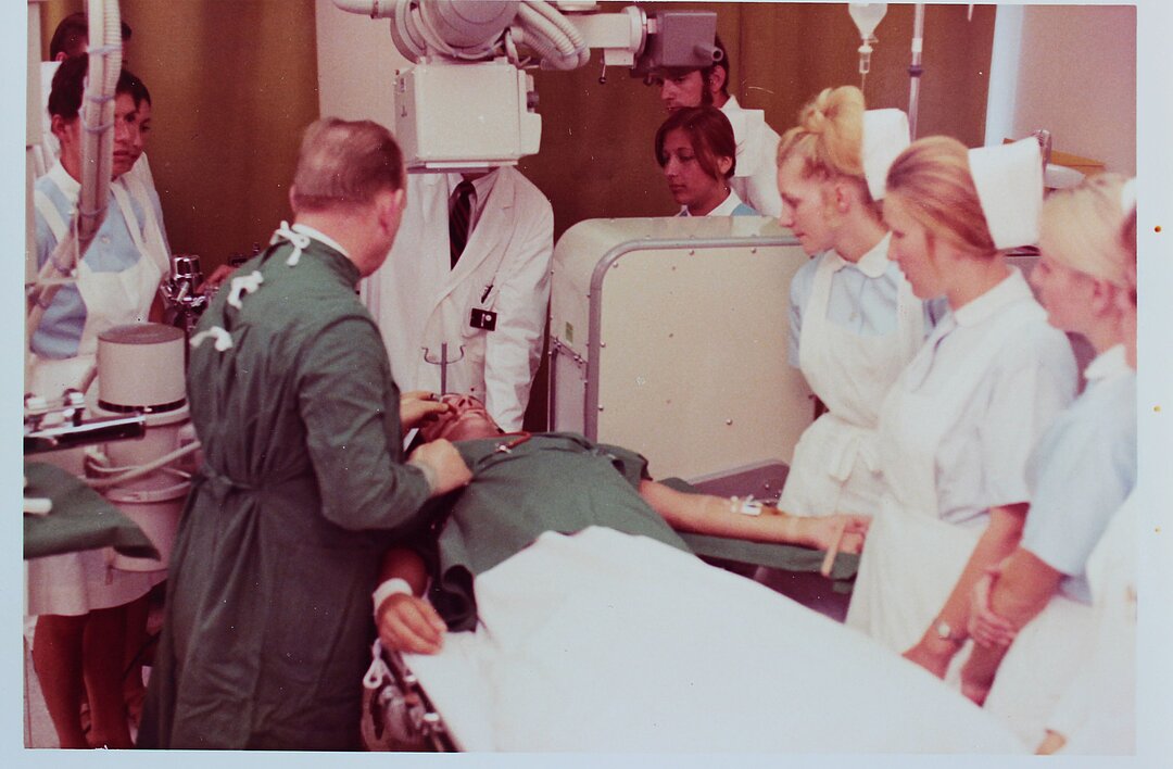 Team an der neurologischen Klinik am kbo-Inn-Salzach-Klinikum kurz nach Gründung vor 50 Jahren.