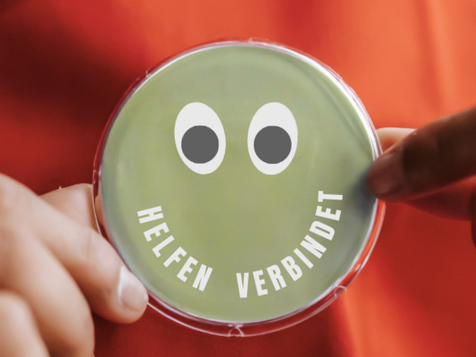 Ein Ansteck-Button, auf dem "Helfen verbindet" steht als Symbol für die Wichtigkeit des Ehrenamts