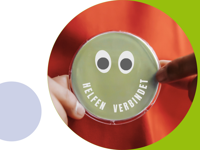 Ein Ansteck-Button, auf dem "Helfen verbindet" steht als Symbol für die Wichtigkeit des Ehrenamts