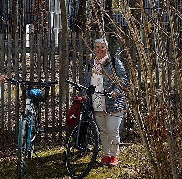 Die Mitarbeiterinnen Michaela Moser und Stefanie Kordick steigen gerne mal aufs Rad – das tut auch dem Klima gut.