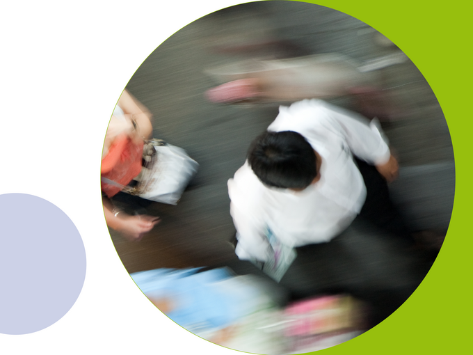 Mann verschwommen in Menschenmasse als Symbol für Stress im Alltag