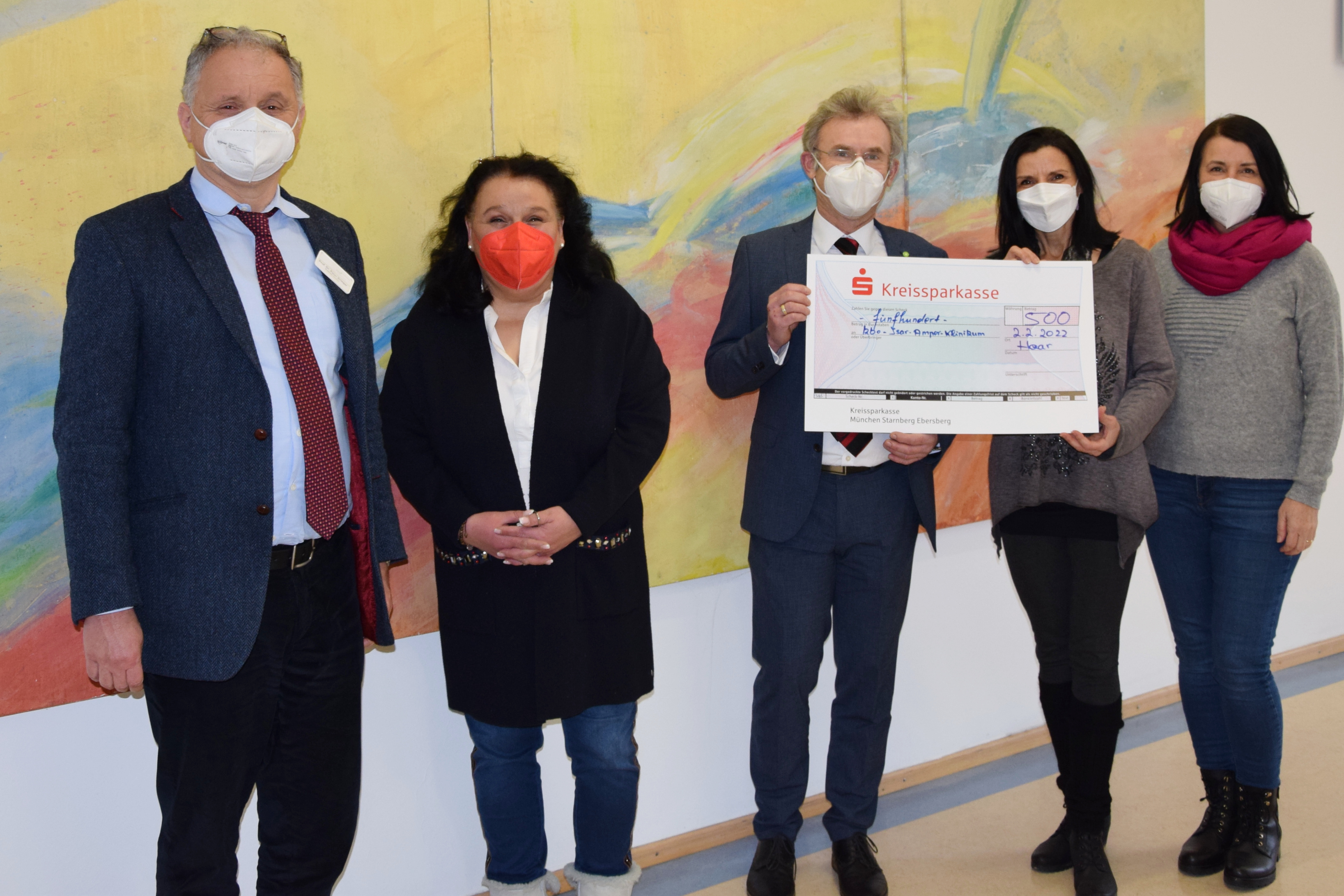 Großzügige Spende für die Patienten des kbo-Isar-Amper-Klinikum – da Chor D’aChor aus Haar überreicht Scheck über 500 Euro